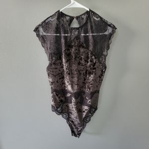L Black velvet body suit